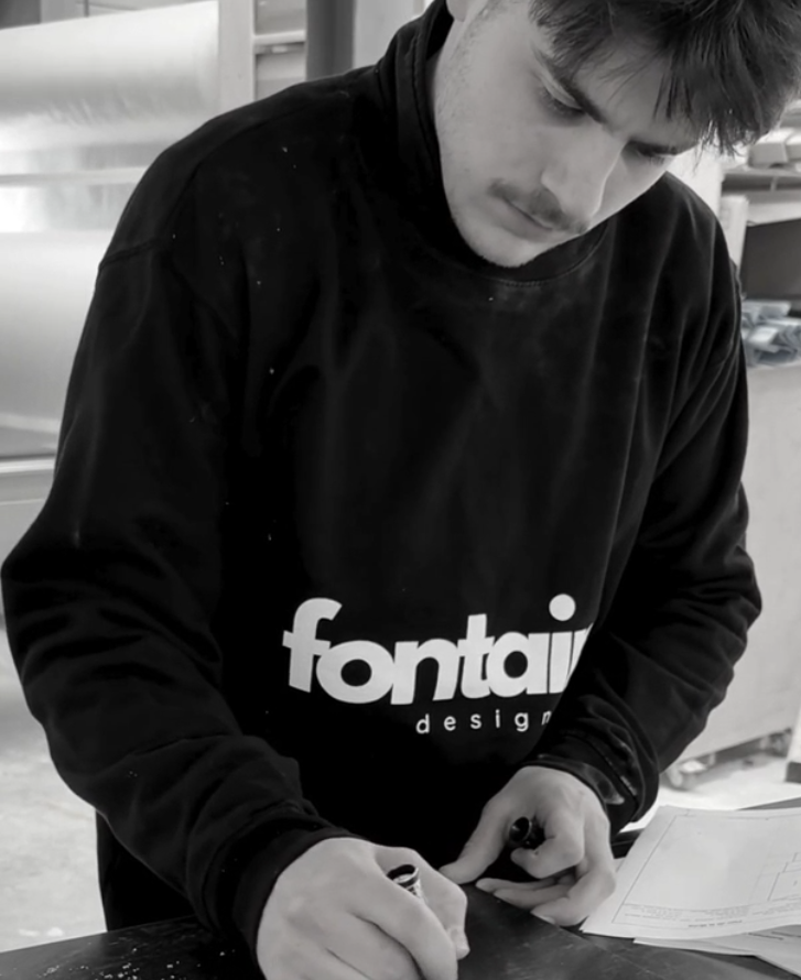Charger la vidéo : Ce video présente les différentes phases de fabrication artisanale des plans vasques fontaine en matériau Solid Surface - marques Corian(r) et Durasein (r). De part ses joints invisibles et sa capacité à être thermoformer, ce matériau permet de réaliser des créations aux formes variées et sans limites avec un toucher de surface très très doux.